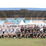 Dalam Rangka Peringatan Hari Bhayangkara ke-77, Polres Sidrap Gelar Olahraga Bersama Dengan Bulog SIDRAP - Polres Sidrap menggandeng Bulog untuk melaksanakan olahraga bersama di Stadion Sepak Bola Ganggawa, Jl. Wolter Monginsidi No.10, Lekessi, Kec. Maritengngae, Kabupaten Sidenreng Rappang, Sulawesi Selatan. Selasa (06/06/2023). Olahraga sinergitas antara Polres Sidrap dan Bulog diawali dengan senam bersama yang diikuti Ketua Bhayangkari Cabang Sidrap Ny. Siska Erwin Syah, Bhayangkari Cabang, Asn, Polwan lalu dilanjutkan dengan pertandingan Sepak Bola. Dalam pertandingan olahraga sepak bola, Kepala Cabang Bulog Sidrap memperkuat tim Bulog FC dan Kapolres Sidrap memperkuat tim Bhayangkara FC. Selama 2x30 Menit, Kapolres Sidrap yang memperkuat Tim Bhayangkara Fc berhasil membobol bola kedalam gawang Bulog Fc dengan skor 2-0 di babak pertama lalu di babak kedua Kapolres kembali membobol 1 Gol sehingga skor 3-0 hingga pertandingan selesai yang dimenangkan Bhayangkara Fc. Kapolres Sidrap AKBP Erwin Syah,SIK mengatakan bahwa, kegiatan olahraga bersama ini dalam rangka untuk memperingati sekaligus menyambut Hari Ulang Tahun Bhayangkara ke-77 Tahun 2023. "Olahraga bersama ini dilaksanakan guna untuk meningkatkan solidaritas antara Bulog Sidrap dan Polres Sidrap dengan harapan dapat lebih meningkatkan sinergitas sekaligus untuk lebih saling mengenal satu dengan yang lainnya", Ujar Kapolres Sidrap. Sementara itu, Kepala Cabang Bulog Sidrap Anwar Halim menambahkan bahwa, dengan adanya kegiatan olahraga bersama ini diharapkan dapat mempererat silatuhrahmi antara Polres Sidrap dengan Bulog.