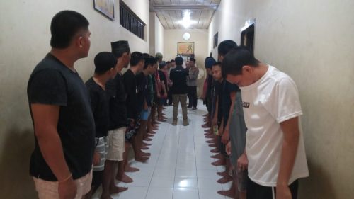 Bagikan Sajadah Kepada Tahanan Jelang Idul Adha,ini Harapan Kapolres Palopo