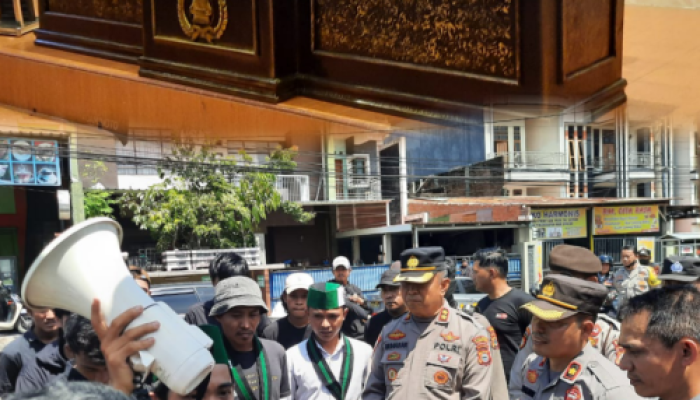 Aksi Heroik, Wakapolres Pinrang dan Kapolsek Watang Sawitto Berhasil Redam Emosi Peserta Aksi HMI Cabang Pinrang