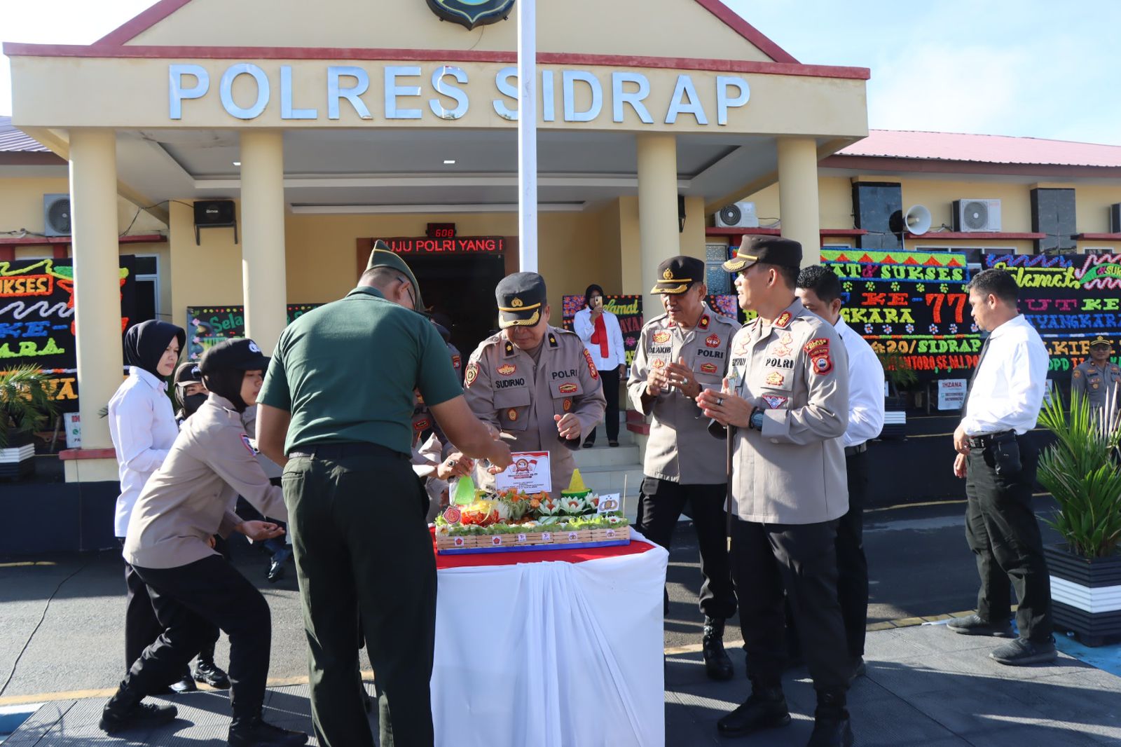 Dandim Sidrap Beri Surprise Tumpeng Kepada Kapolres Sidrap