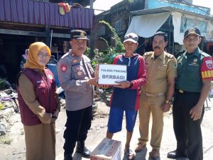 Peduli Korban Bencana, Kapolres Pinrang AKBP Santiaji Kartasasmita., S.I.K. Berikan Bantuan Sembako Kepada Korban