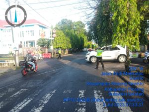 Cegah Penghambatan Laju Kendaraan, Personil Polsek Watang Sawitto Atur Lalin