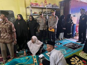 Melayat, Kapolres Soppeng Sampaikan Duka Cita yang Mendalam atas Meninggalnya Aiptu Hasse