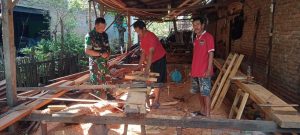 Babinsa Takkalasi Bersilaturahmi Dengan Tukang Kayu Guna Dekatkan Diri Dengan Warga Binaanya
