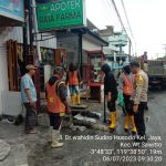 Curah Hujan Mulai Tinggi, Bhabinkamtibmas Polsek Watang Sawitto Ajak Warga Bersihkan Saluran Air