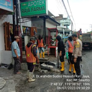 Curah Hujan Mulai Tinggi, Bhabinkamtibmas Polsek Watang Sawitto Ajak Warga Bersihkan Saluran Air