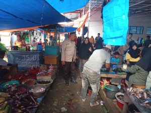 Personil Polsek Bola Laksanakan Pengamanan Pasar,ini Tujuannya