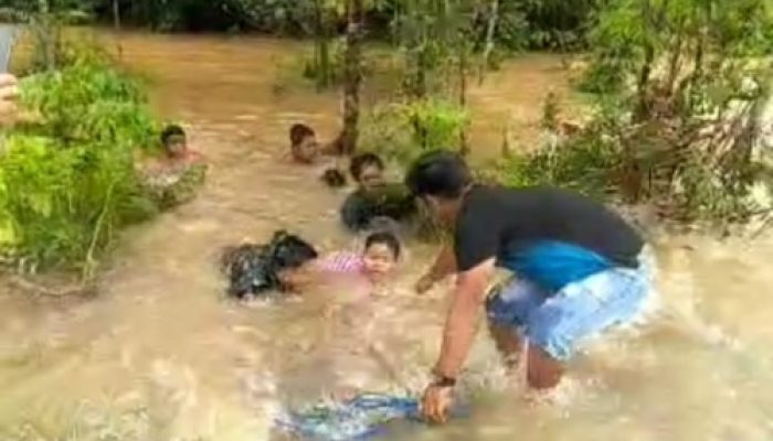 Ketika Rakyat Lebih Utama Dibanding Nyawa, Detik-detik Satgas Yonif 725/Woroagi Selamatkan Pelajar Terbawa Arus Banjir