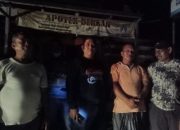 Personil Polres Wajo Bantu Warga Padamkan Kebakaran Rumah di Tellesang