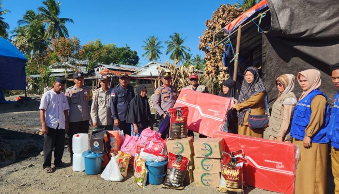 Kapolsek Pitu Riase Bersama BPBD Sidrap Serahkan Bantuan Sosial Ke Korban Kebakaran Di Uloe