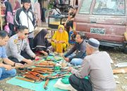 Kapolsek Bola Polres Wajo bersama Personelnya Melakukan Pengamanan Diluar dan Didalam Pasar Solo