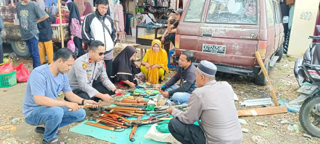Kapolsek Bola Polres Wajo bersama Personelnya Melakukan Pengamanan Diluar dan Didalam Pasar Solo