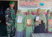 Babinsa Cipotakari Bagikan Alquran Ke TPA Al-Ikhsan