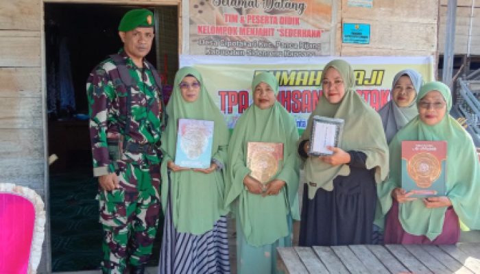 Babinsa Cipotakari Bagikan Alquran Ke TPA Al-Ikhsan