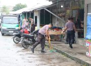 Peduli Lingkungan, Personil Polres Sidrap Kerja Bakti Bersihkan Sampah di Area Pasar