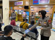 Satlantas Polres Bone Bagi-bagi Brosur dan Stiker Pada Hari Keempat Ops Patuh 2023