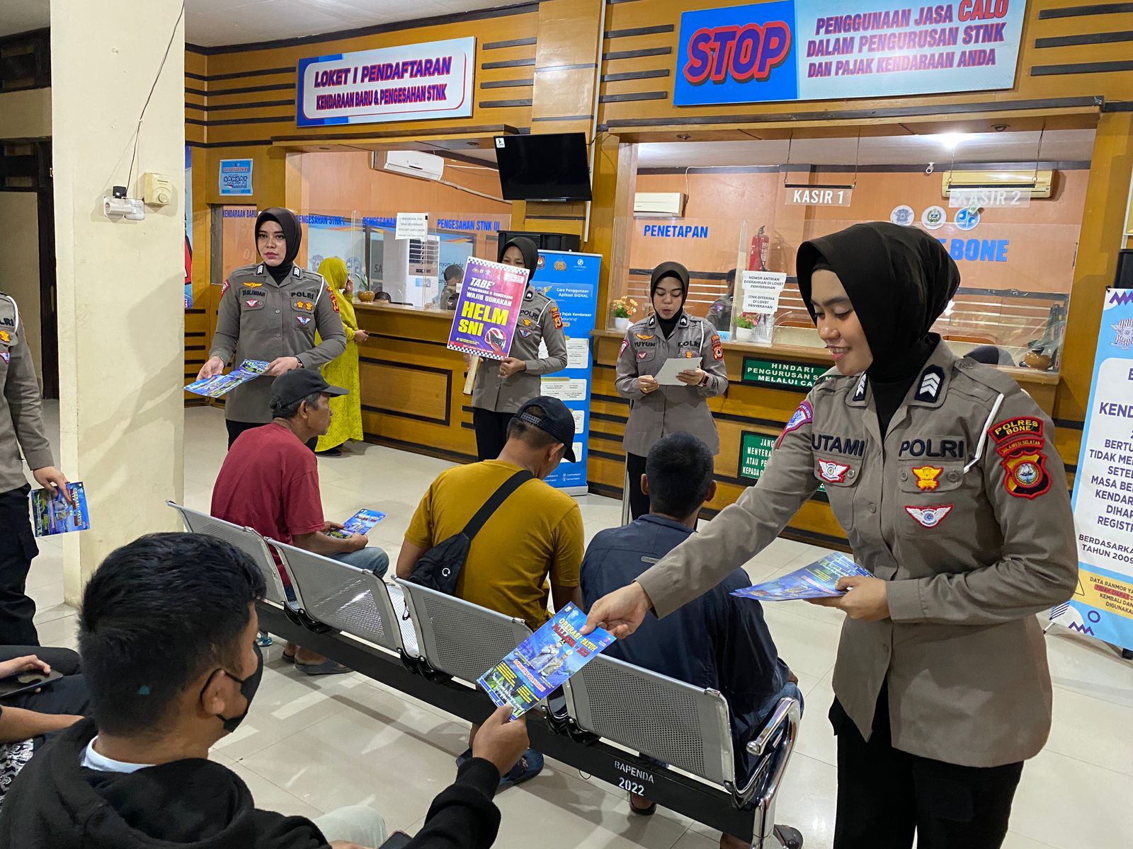 Satlantas Polres Bone Bagi-bagi Brosur dan Stiker Pada Hari Keempat Ops Patuh 2023