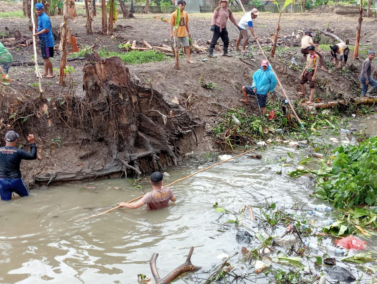 Kapolsek Belawa Pimpin Pelaksanaan Pembersihan Sampah di Sungai Siduntung Ongkoe
