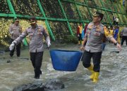 Polisi Peduli Lingkungan, Kapolres Soppeng Pimpin Kerja Bakti Di Sungai
