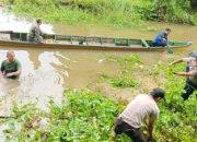 Polsek Bola Polres Wajo bersama Instansi Terkait dan Elemen Masyarakat Bersihkan Sampah di Muara Sungai Walannae