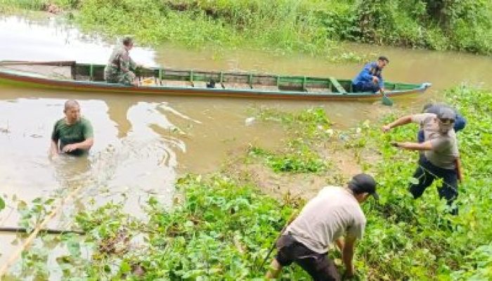 Polsek Bola Polres Wajo bersama Instansi Terkait dan Elemen Masyarakat Bersihkan Sampah di Muara Sungai Walannae