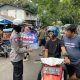 Hari Kelima Ops Patuh, Satlantas Polres Bone Gencarkan Sosialisasi Bagi Brosur dan Stiker