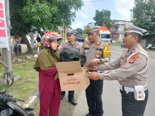 Hari ke-6 Ops Patuh Pallawa 2023, Satlantas Polres Sidrap Tilang Pengendara Tanpa Plat Hingga Bagi Helm