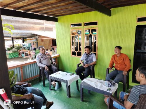 Bhabinkamtibmas Akkotengeng Polsek Sajoanging Melakukan Sambang dan Koordinasi Dengan Kepala Desa dan Warga
