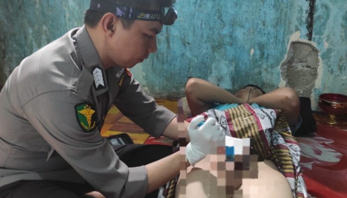 Personel Biddokes Polda Sulsel Manfaatkan Hari Libur Dengan  Melakukan Sunat Gratis ke Anak Kurang Mampu dan Yatim