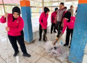 Peduli Lingkungan, Kapolsek bersama Ketua Bhayangkari Polsek Pitu Riase Lakukan Kerja Bakti