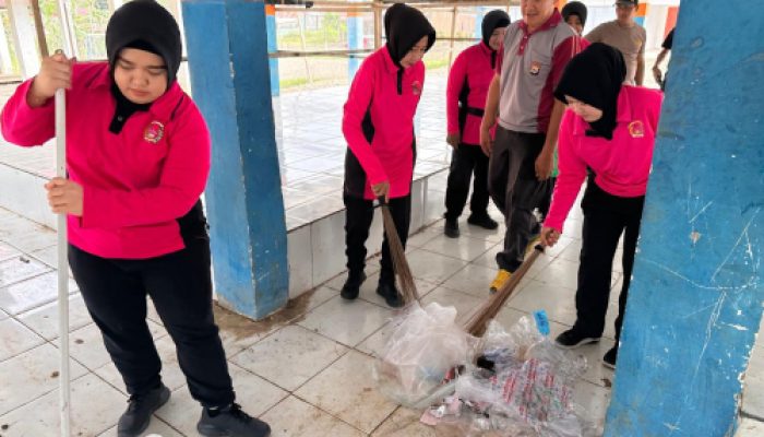 Peduli Lingkungan, Kapolsek bersama Ketua Bhayangkari Polsek Pitu Riase Lakukan Kerja Bakti