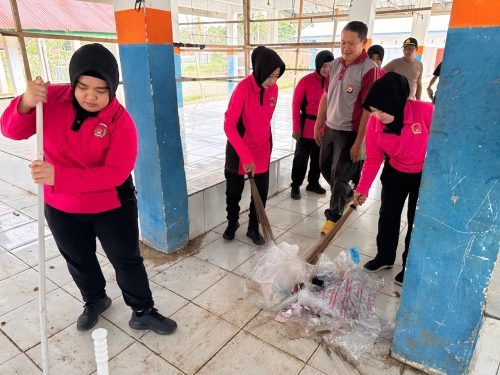 Peduli Lingkungan, Kapolsek bersama Ketua Bhayangkari Polsek Pitu Riase Lakukan Kerja Bakti