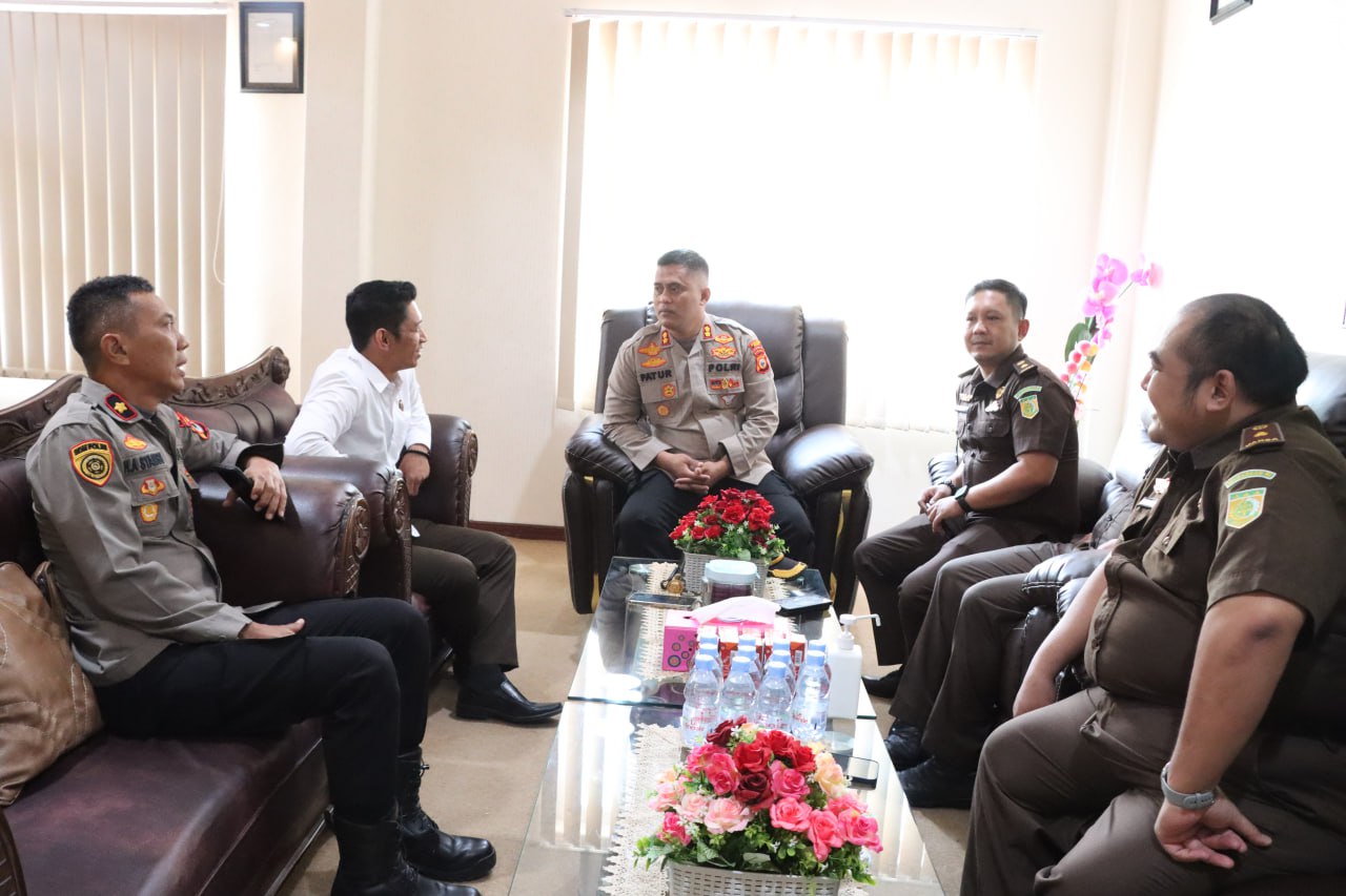 Hari Bhakti Adyaksa ke 63, Kapolres Berikan Ucapan dan Surprise Kajari Wajo
