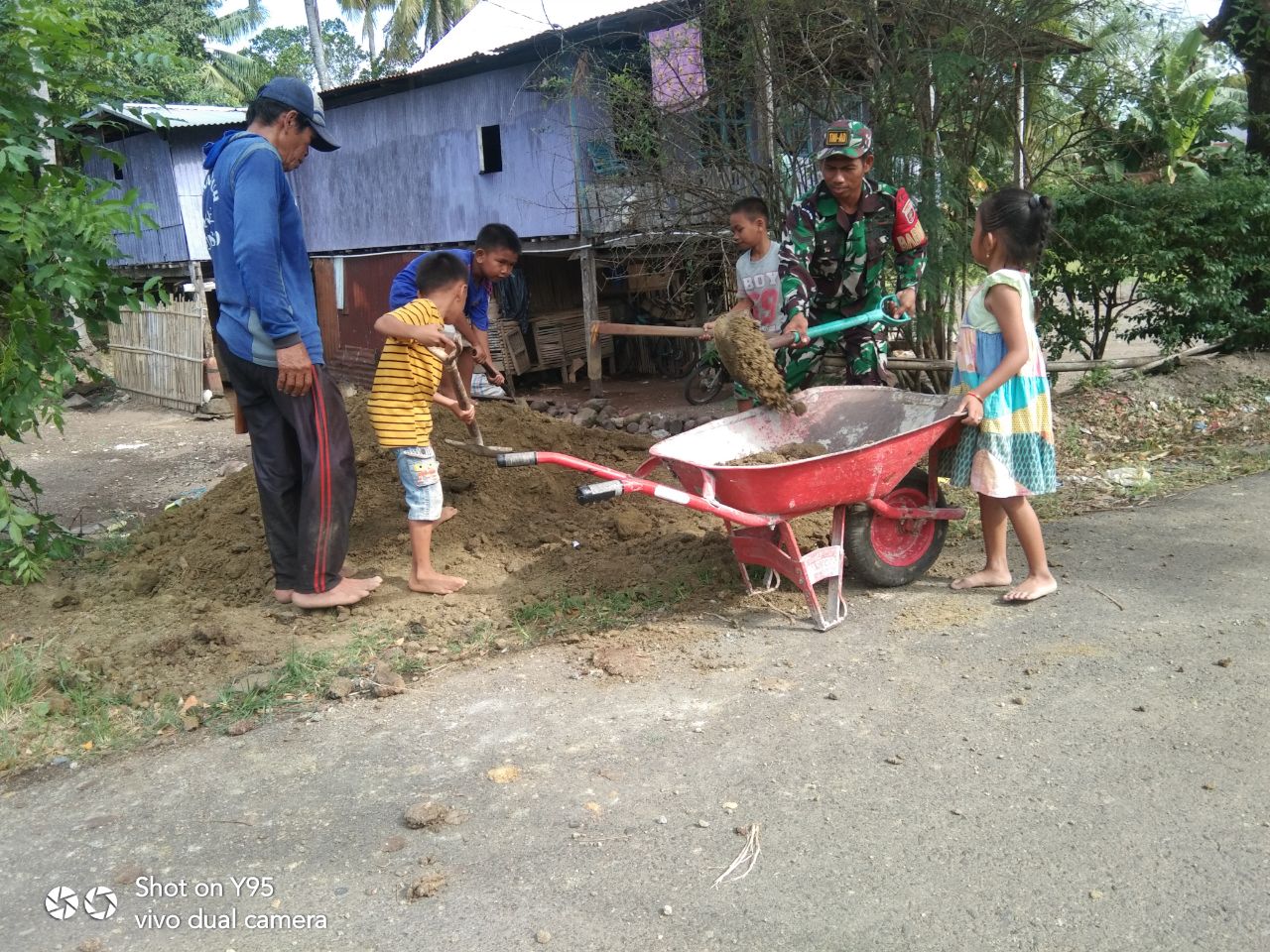 Menjaga Pajalele dari Banjir: Babinsa dan Warga Berperan Aktif dalam Bakti Sosial
