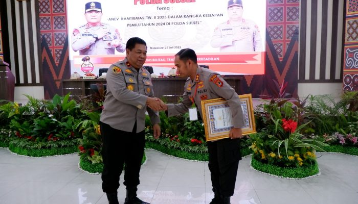 Kembali Kapolres Soppeng Raih Penghargaan dari Kapolri Sebagai Polres Terbaik se Sulsel dalam Pelaksanaan Quick Wins Presisi