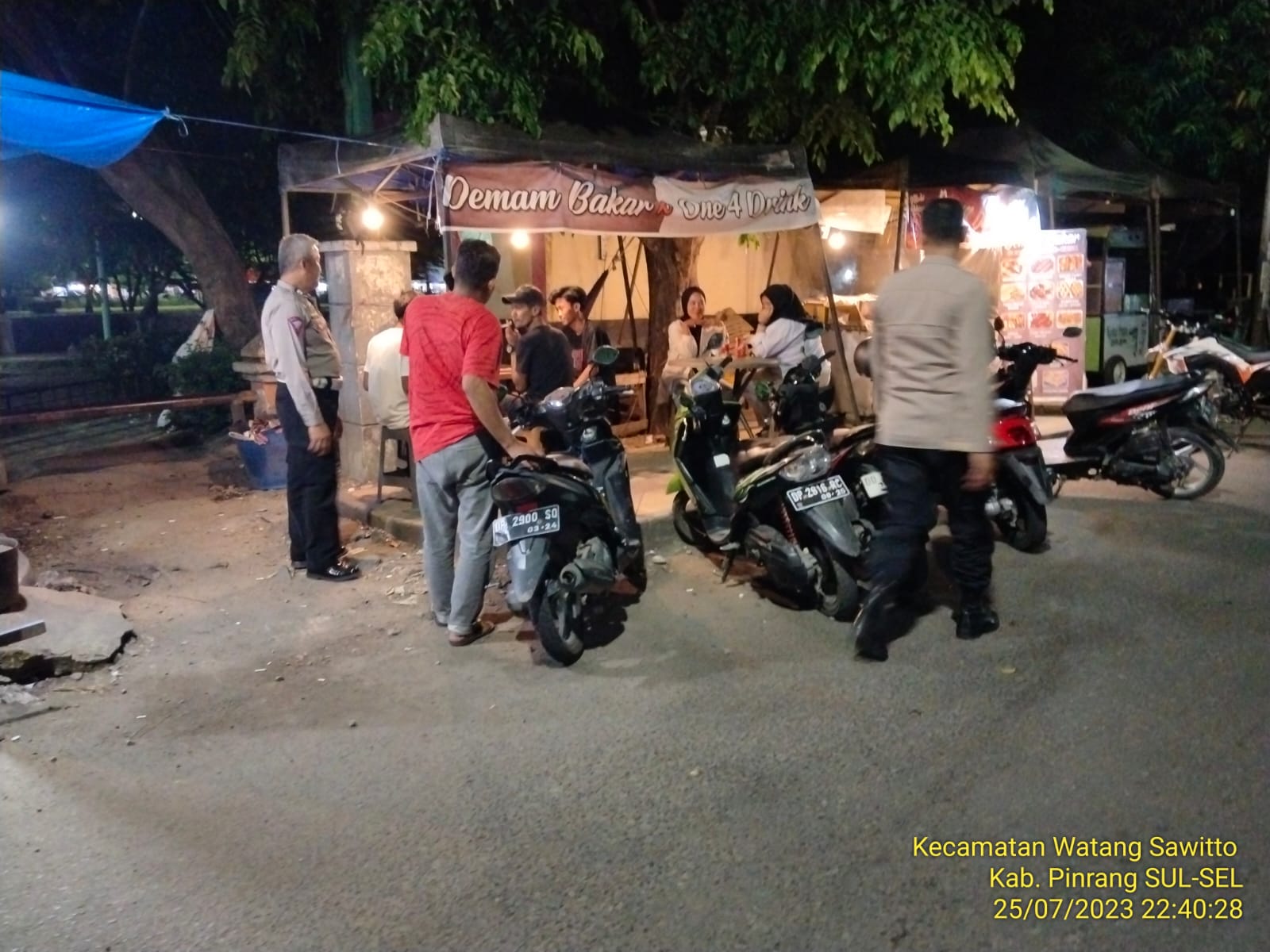 Pastikan Wilayah Hukum Aman Dan Kondusif, Polsek Watang Sawitto Laksanakan Patroli di Malam Hari