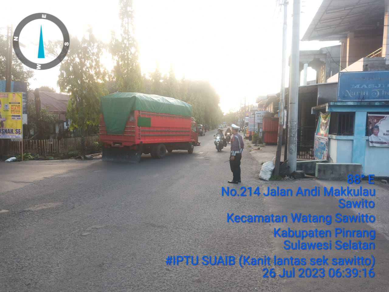 Cegah Penghambatan Laju Kendaraan, Personil Polsek Watang Sawitto Atur Lalin