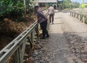 Pastikan Keamanan Pengendara dan Kelancaran Lalin, Kapolsek Sabbangparu Polres Wajo Tinjau Pengoprasian Jembatan