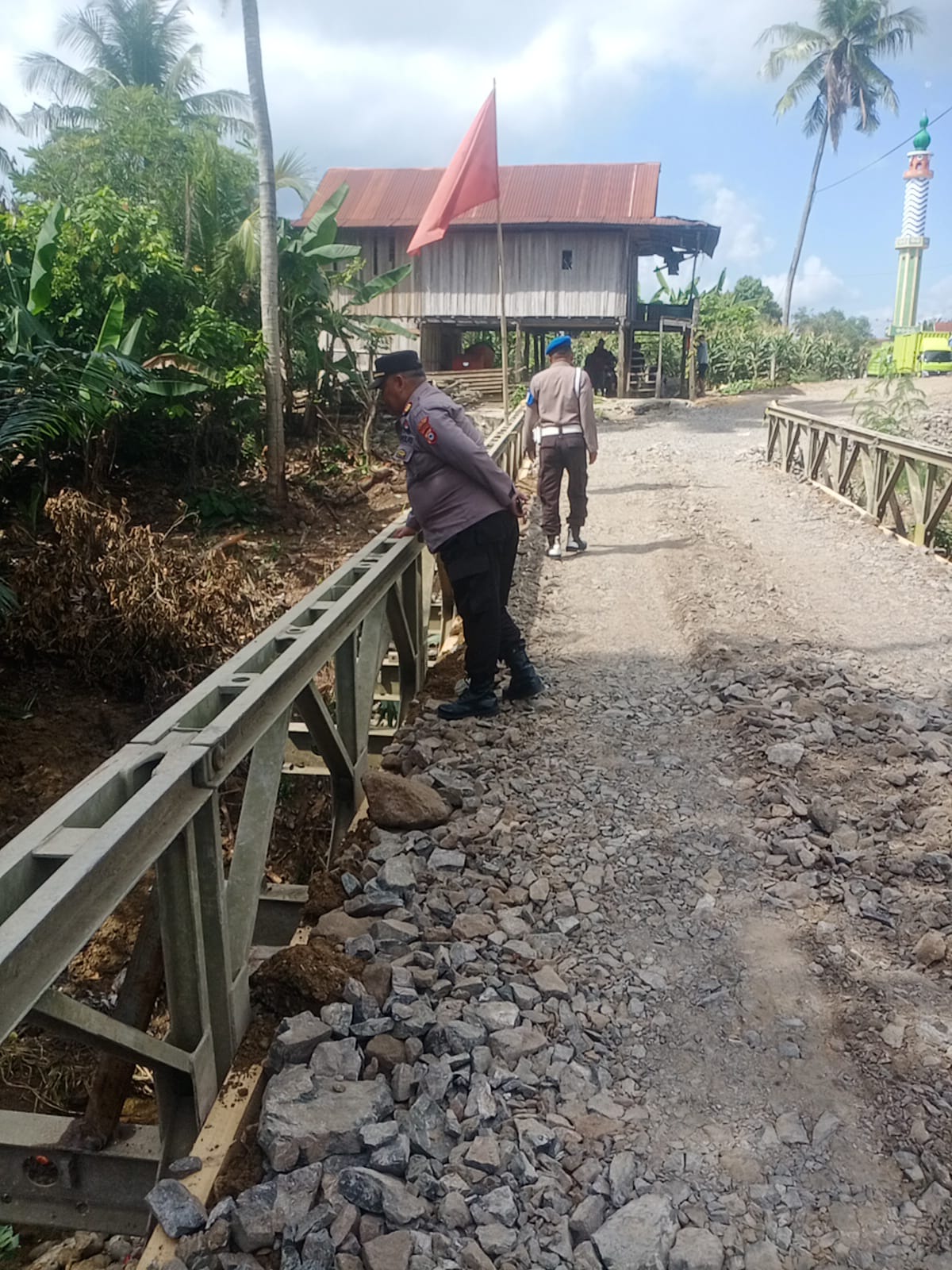Pastikan Keamanan Pengendara dan Kelancaran Lalin, Kapolsek Sabbangparu Polres Wajo Tinjau Pengoprasian Jembatan