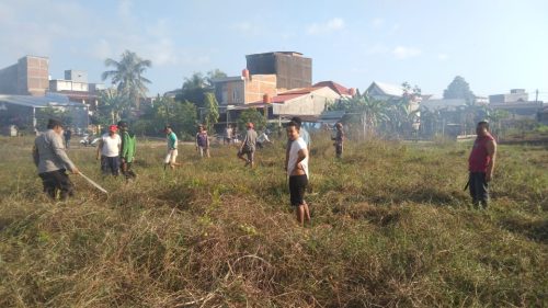 Sebagai Bentuk Kepedulian, Bhabinkamtibmas Polsek Urban Pitumpanua Gelar Kerja Bakti Bersama Masyarakat