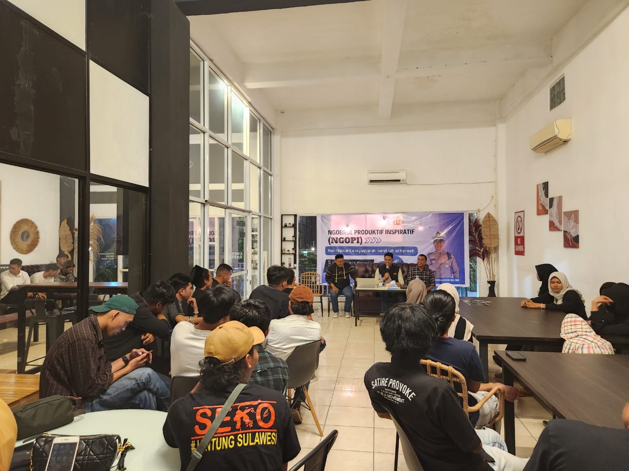 Ada Apa, Aktivis Kepung Kanit Regident Polres Palopo di Warkop