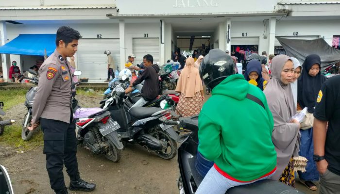Bhabinkamtibmas Polsek Sajoangin Rutin Laksanakan PAM di Tempat Keramaian