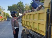 Dengan Humanis, Kasat Lantas Polres Pangkep Edukasi Supir Truk Yang Mengangkut Material Tanpa Penutup