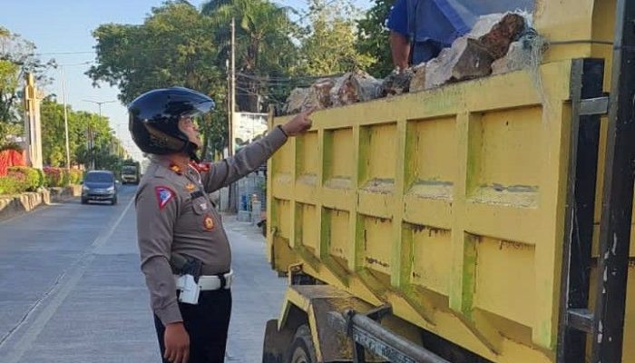 Dengan Humanis, Kasat Lantas Polres Pangkep Edukasi Supir Truk Yang Mengangkut Material Tanpa Penutup