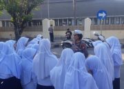 Humanis,Kasat Lantas Polres Gowa Tegur Pelajar Yang Tidak Menggunakan Helm Saat Berkendara