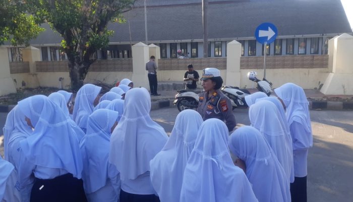 Humanis,Kasat Lantas Polres Gowa Tegur Pelajar Yang Tidak Menggunakan Helm Saat Berkendara
