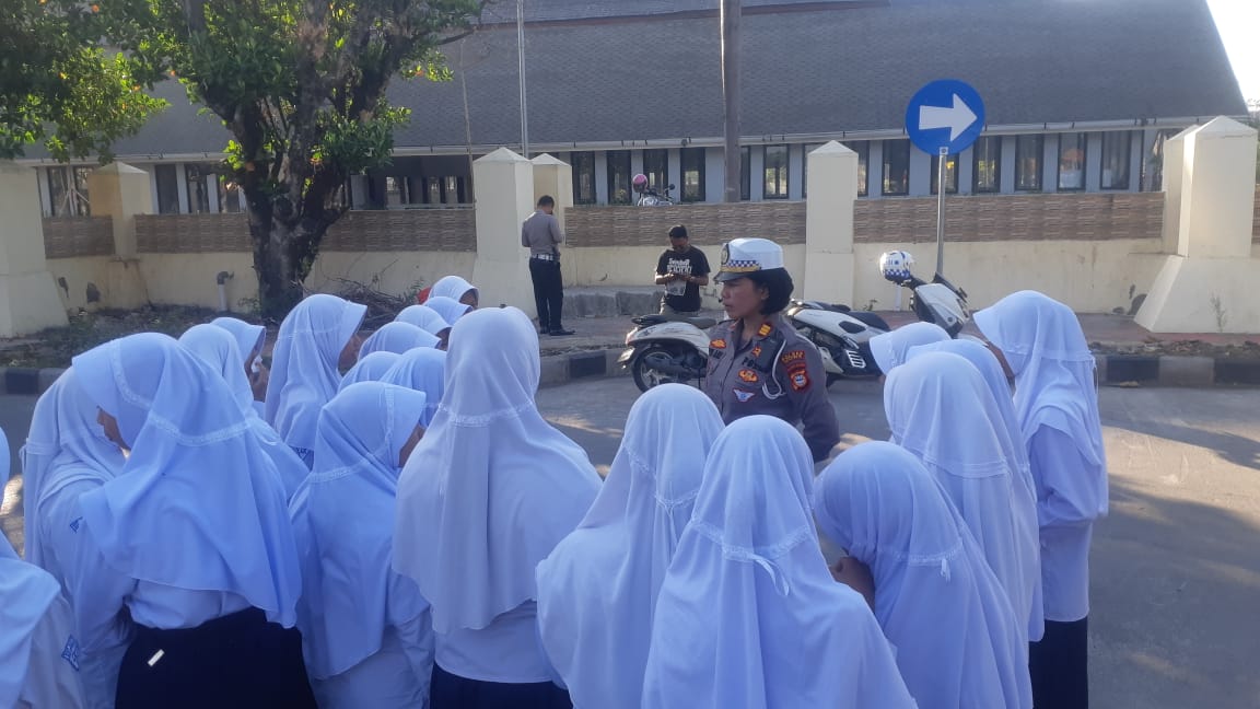 Humanis,Kasat Lantas Polres Gowa Tegur Pelajar Yang Tidak Menggunakan Helm Saat Berkendara