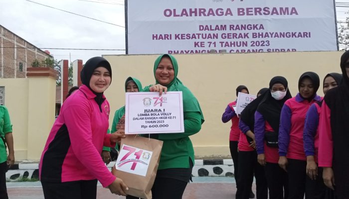 Persit KCK Cabang XLIV Kodim Sidrap Raih Juara 1 dalam Pertandingan Bola Volly Persahabatan