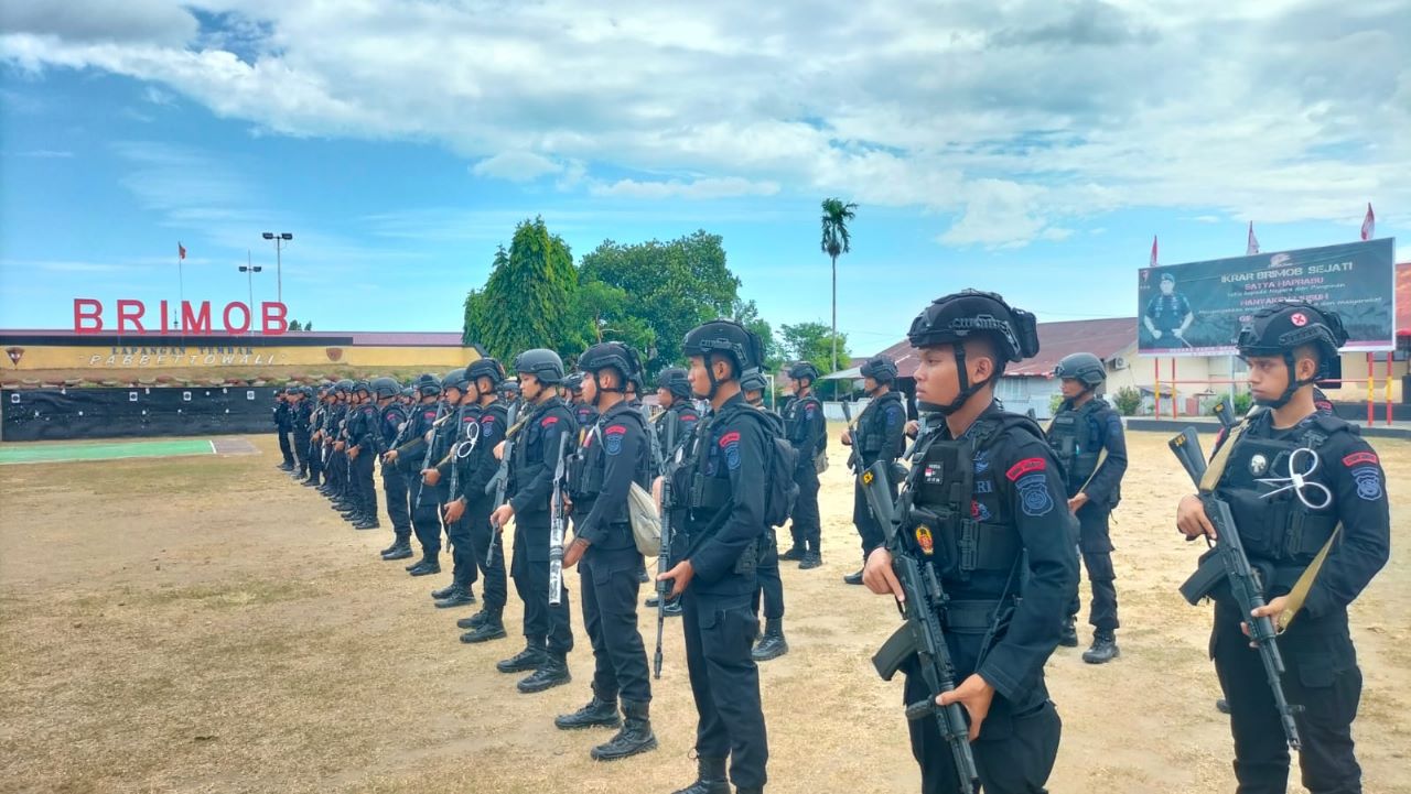 2 SST Batalyon B Pelopor Satbrimob Polda Sulsel diberangkatkan back up Polres Luwu Timur