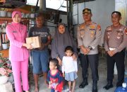 Wujud Polri Presisi, AKBP Safi’i Bersama Ketua Bhayangkari Serahkan Bantuan Sembako Ke Anak Yang Terdampak Stunting